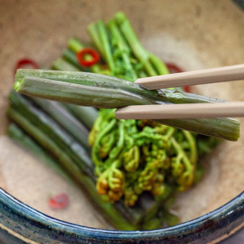 わらび一本漬風 置賜地方産わらびしょうゆ漬けお漬物｜清川屋